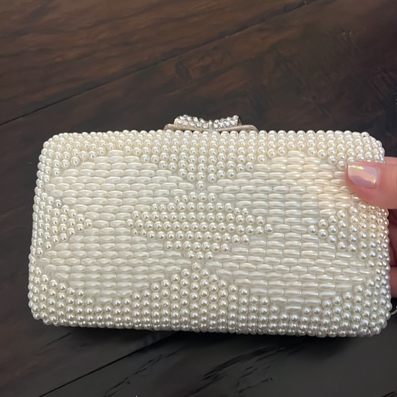 New with tags. Pearl evening bag with silver chain and crystal bow clasp - Picture 4 of 9